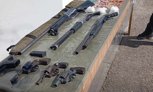 Arrestan a tres personas, ocupan armas de distintos calibres en allanamientos en Barahona
