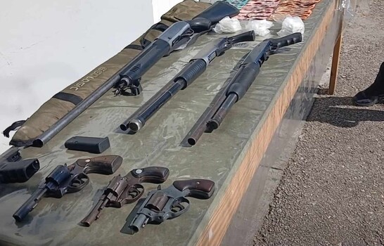 Arrestan a tres personas, ocupan armas de distintos calibres en allanamientos en Barahona