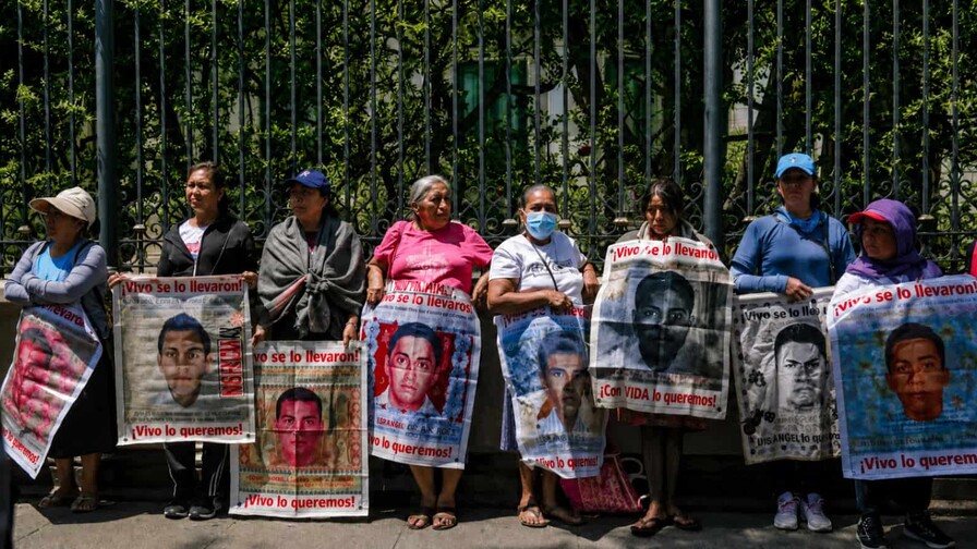 Detienen a exgobernador de Guerrero por el caso de los 43 estudiantes de Ayotzinapa