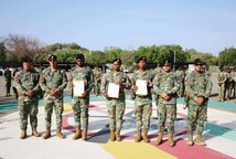 Ejército condecora a tres soldados que rechazaron soborno tras ocupar 16,800 dólares a dos haitianos Ejército condecora a tres soldados que rechazaron soborno tras ocupar 16,800 dólares a dos haitianos