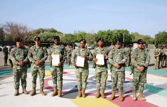 Ej&eacute;rcito condecora a tres soldados que rechazaron soborno tras ocupar 16,800 d&oacute;lares a dos haitianos