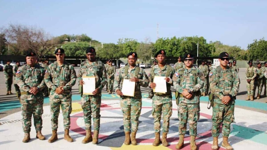 Ejército condecora a tres soldados que rechazaron soborno tras ocupar 16,800 dólares a dos haitianos Ejército condecora a tres soldados que rechazaron soborno tras ocupar 16,800 dólares a dos haitianos
