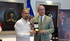 Efem&eacute;rides Patrias entrega al Instituto Duartiano la medalla del sesquicentenario de Duarte