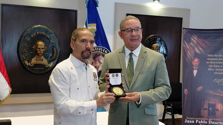 Efemérides Patrias entrega al Instituto Duartiano la medalla del sesquicentenario de Duarte Efemérides Patrias entrega al Instituto Duartiano la medalla del sesquicentenario de Duarte