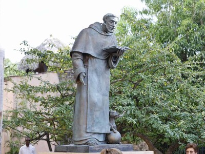 Inauguración de escultura Santo Domingo de Guzmán en la ciudad