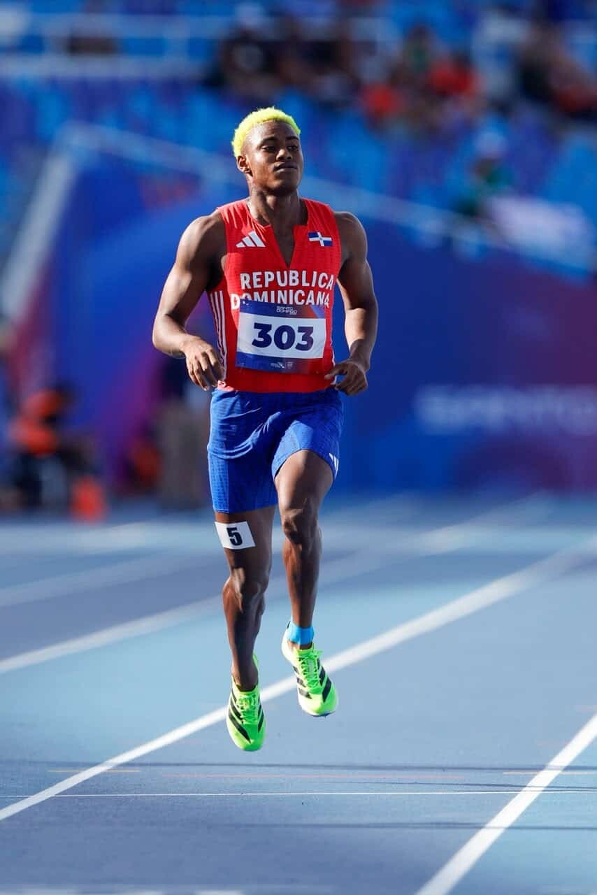 Alexander Ogando gana la plata en los 200 metros de Santo Domingo 2026