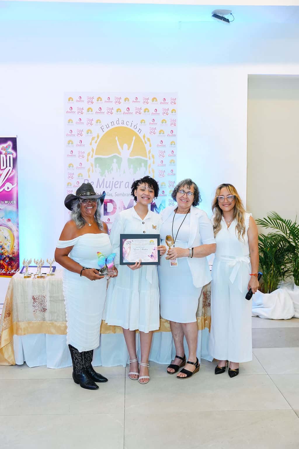 Keren Montero reconocida con el premio ALAS por Jackeline Soriano y Jacqueline Tineo, vicepresidente y presidente de la fundaci&oacute;n y su madre.