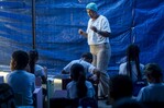 Maestra convierte refugio en una escuela para niños afectados por terremotos en Venezuela