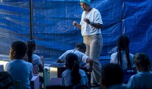 Maestra convierte refugio en una escuela para niños afectados por terremotos en Venezuela