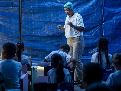 Maestra convierte refugio en escuela de niños por sismo Venezuela