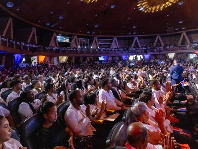 Mescyt entrega 1,500 becas internacionales