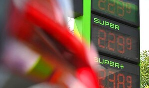 El petróleo de Texas sube un 2.75 %, hasta 77.29 dólares, a la espera de avances en Ormuz