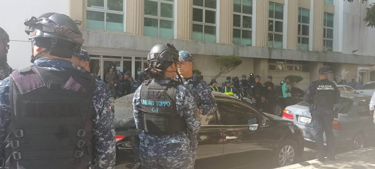 Entorno del Palacio de Justicia en Ciudad Nueva luego de emitirse la sentencia contra los j&oacute;venes&nbsp;&Aacute;ngel Gabriel y Juan M&eacute;ndez (Chon).
