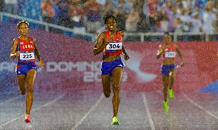 Apresan a una persona por lanzar botella a la pista durante final de 400 metros de Marileidy Paulino