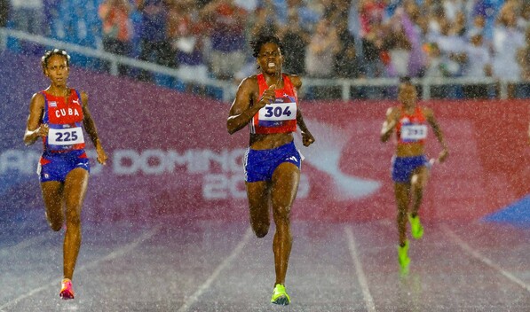 Apresan a una persona por lanzar botella a la pista durante final de 400 metros de Marileidy Paulino