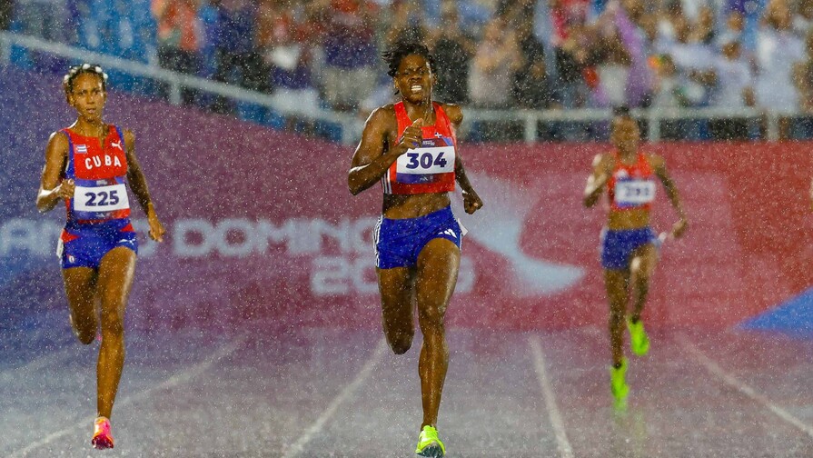 Apresan a una persona por lanzar botella a la pista durante final de 400 metros de Marileidy Paulino