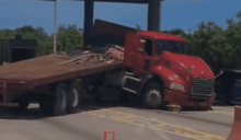 Patana impacta minib&uacute;s tras accidente en peaje de la Autov&iacute;a del Este, en Punta Cana