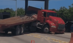 Patana impacta minib&uacute;s tras accidente en peaje de la Autov&iacute;a del Este, en Punta Cana
