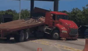 Patana impacta minib&uacute;s tras accidente en peaje de la Autov&iacute;a del Este, en Punta Cana