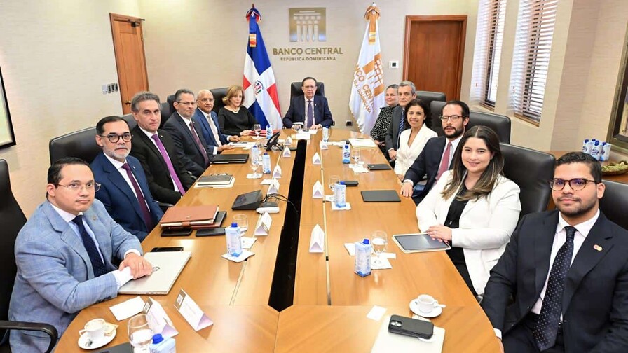 Valdez Albizu plantea mayor cooperaci&oacute;n con MasterCard frente a la ciberdelincuencia