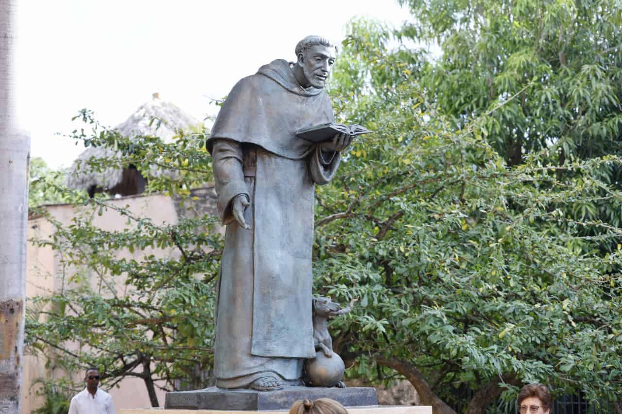 Escultura de Santo Domingo de Guzm&aacute;n en la Plaza del Convento de los Dominicos.