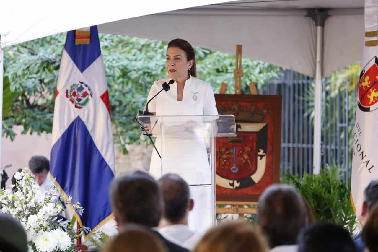 La alcaldesa Carolina Mej&iacute;a habla en el acto.