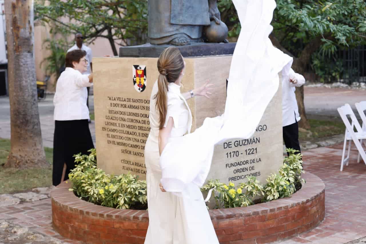 Develaci&oacute;n de escultura de Santo Domingo de Guzm&aacute;n en la Plaza del Convento de los Dominicos en la Ciudad Colonial.