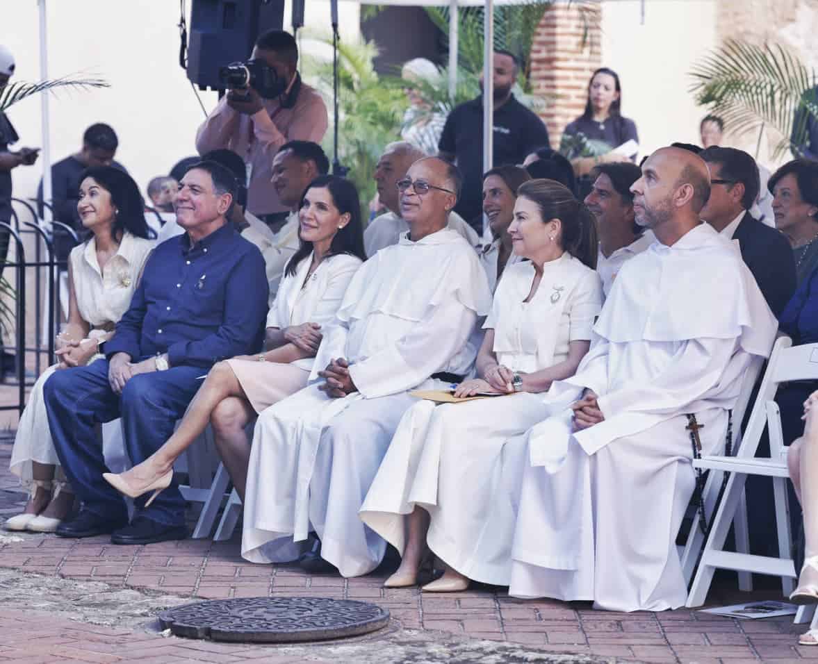 En la develaci&oacute;n de la escultura, estuvo presente la embajadora de Estados Unidos en el pa&iacute;s, Leah F. Campos.