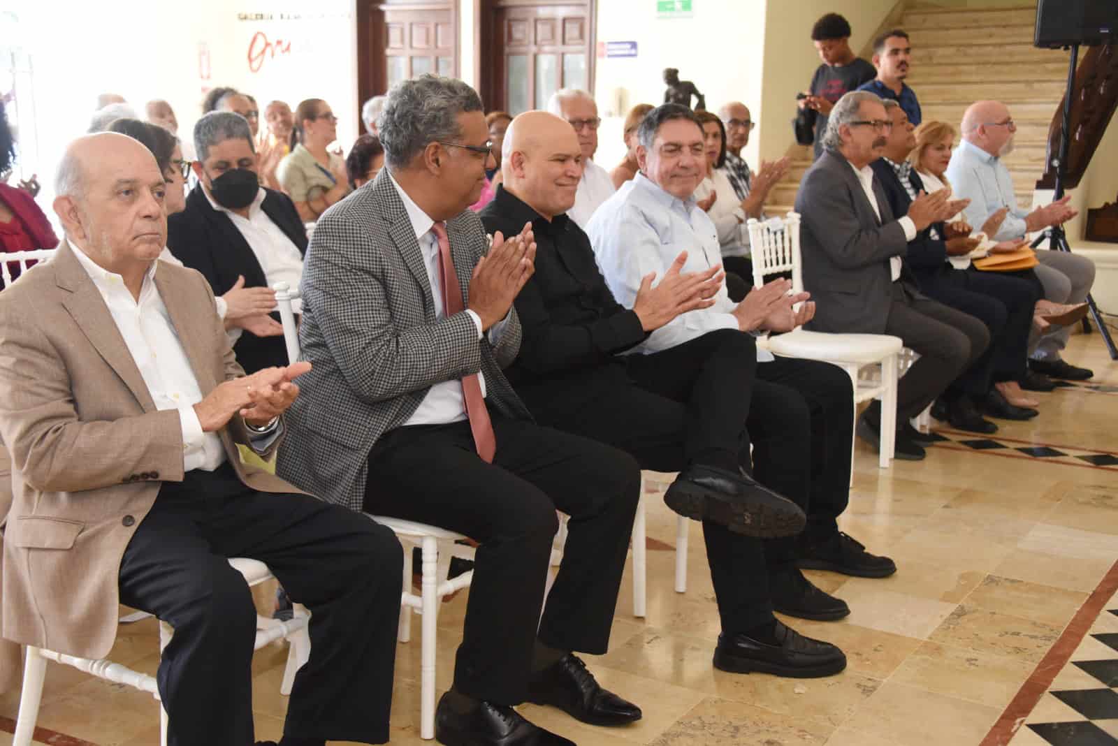 El evento reunió a destacadas personalidades del ámbito literario e intelectual del país.