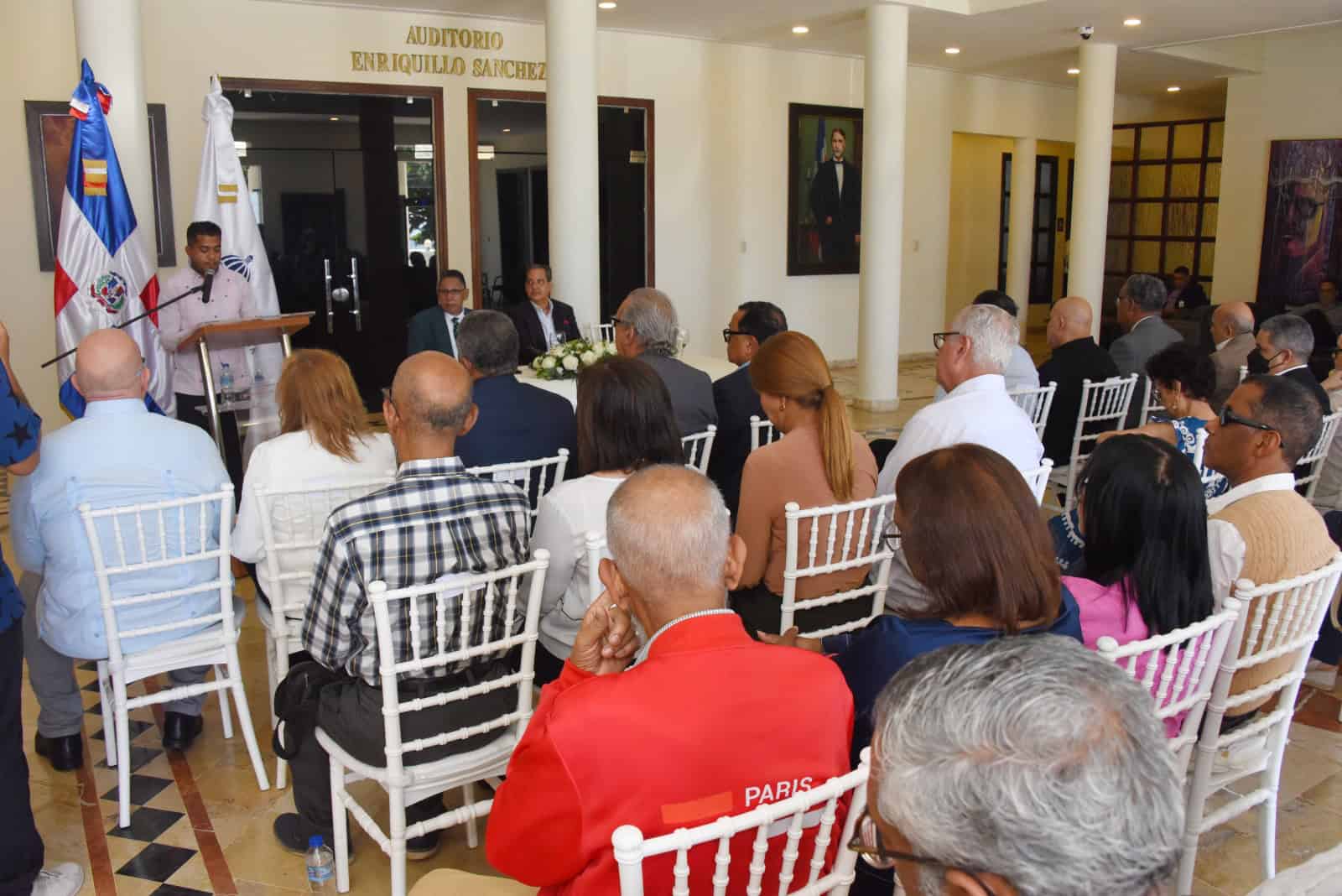 El evento reunió a destacadas personalidades del ámbito literario e intelectual del país.