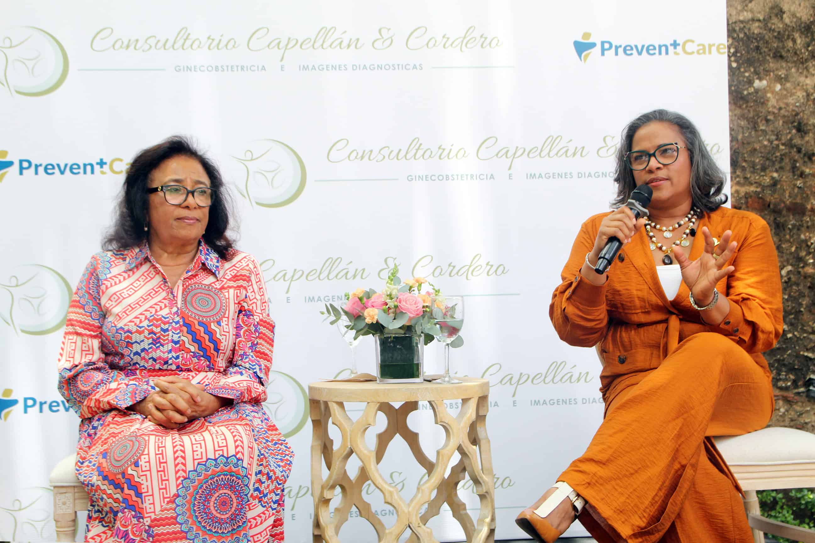 Las doctoras Minerva Cordero y Lenny Capellán durante el Conversatorio.