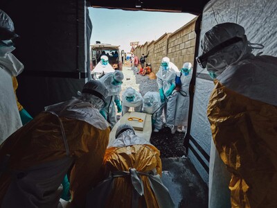OMS recomienda ensayos con vacuna para brote de ébola en RDC
