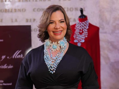 Gisselle Mancebo presenta colección de larimar en el Teatro Nacional