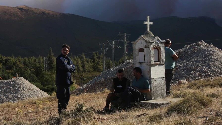 Dictan prisión preventiva para un alcalde por el reciente gran incendio cerca de Atenas Dictan prisión preventiva para un alcalde por el reciente gran incendio cerca de Atenas