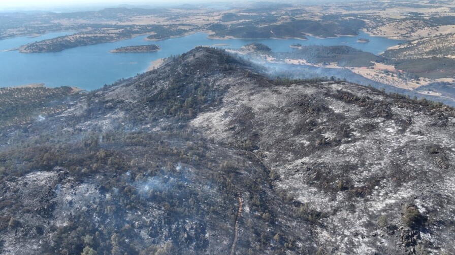 Hallan cadáver en una casa destruida por un fuerte incendio en California Hallan cadáver en una casa destruida por un fuerte incendio en California