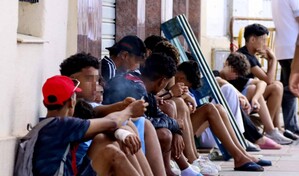 Cientos de menores deambulan por Ceuta desde hace una semana a la espera de ser atendidos