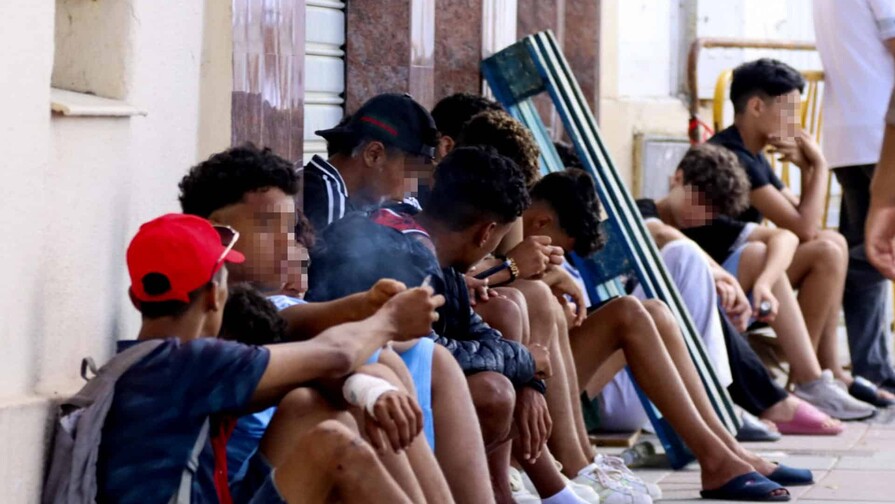 Cientos de menores deambulan por Ceuta desde hace una semana a la espera de ser atendidos Cientos de menores deambulan por Ceuta desde hace una semana a la espera de ser atendidos