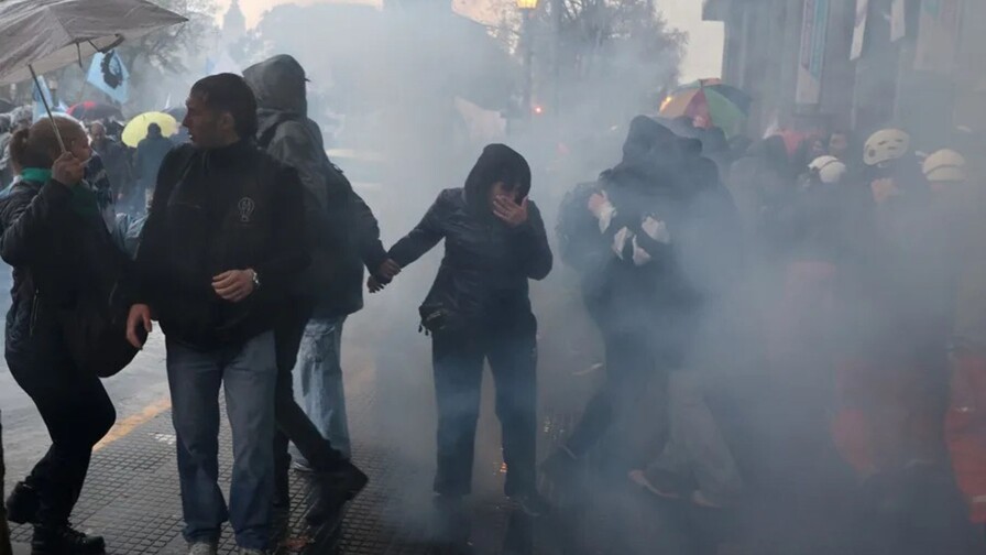 Protesta contra proyecto de Milei sobre propiedad privada termina con represión policial