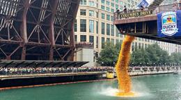 Miles de patitos de goma llenan el r&iacute;o Chicago en apoyo a las Olimpiadas Especiales