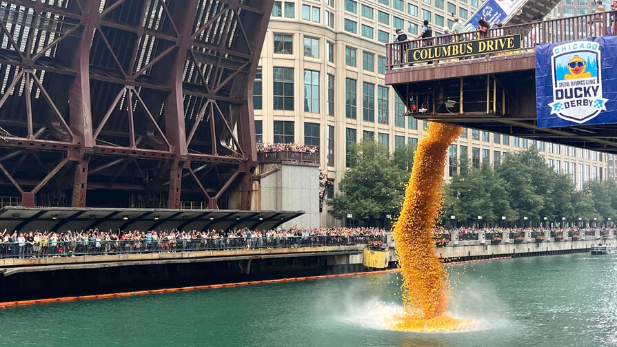 Miles de patitos de goma llenan el río Chicago en apoyo a las Olimpiadas Especiales