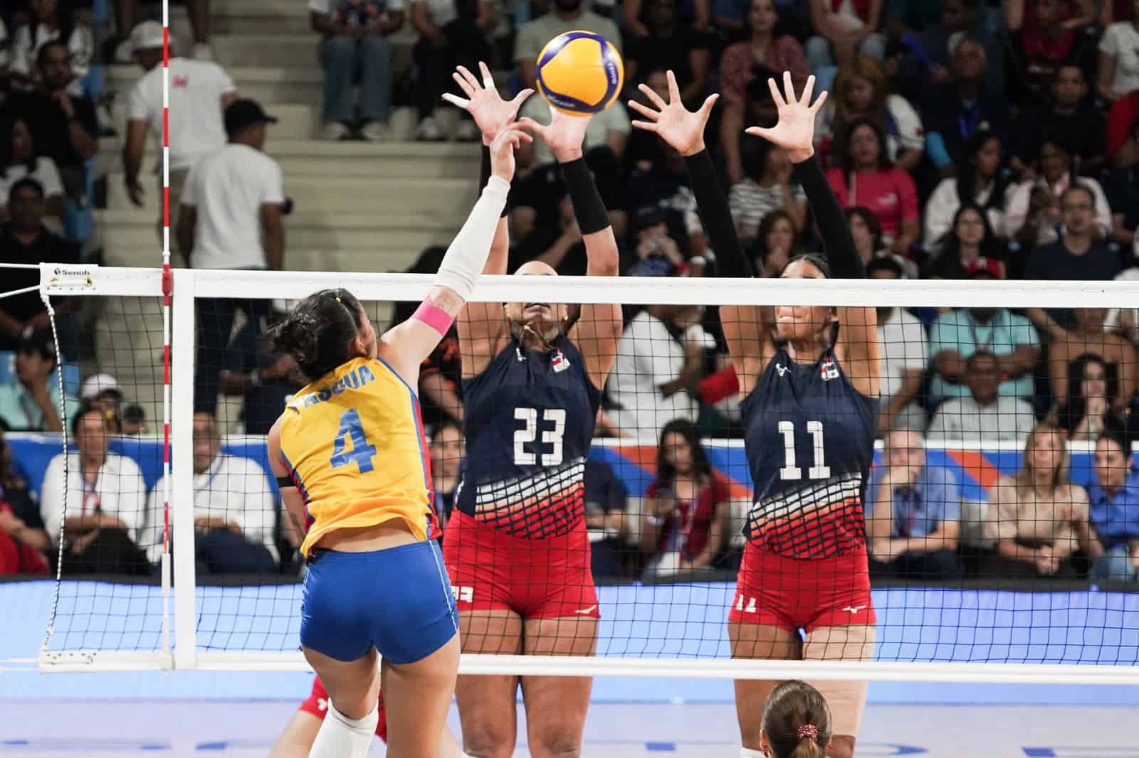 Gayla y Geraldine González bloquen un ataque colombiano en la final.