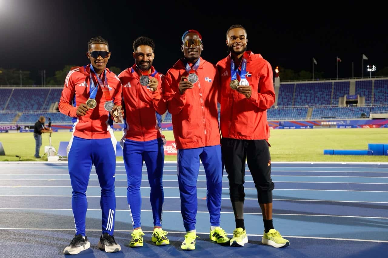 El relevo 4x400 masculino subi&oacute; al podio con la medalla de plata. El equipo est&aacute; integrado por por Gabriel Moronta, Luguelin Santos, Lidio Feliz y Yeral N&uacute;&ntilde;ez.