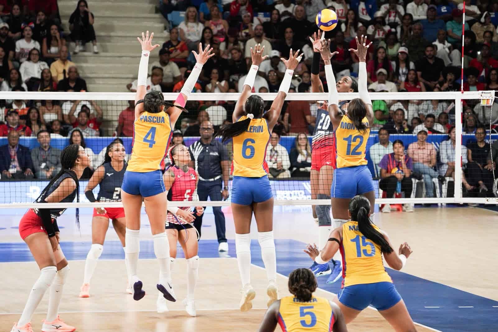 El equipo de Colombia intenta bloquear un pase de las Reinas del Caribe.