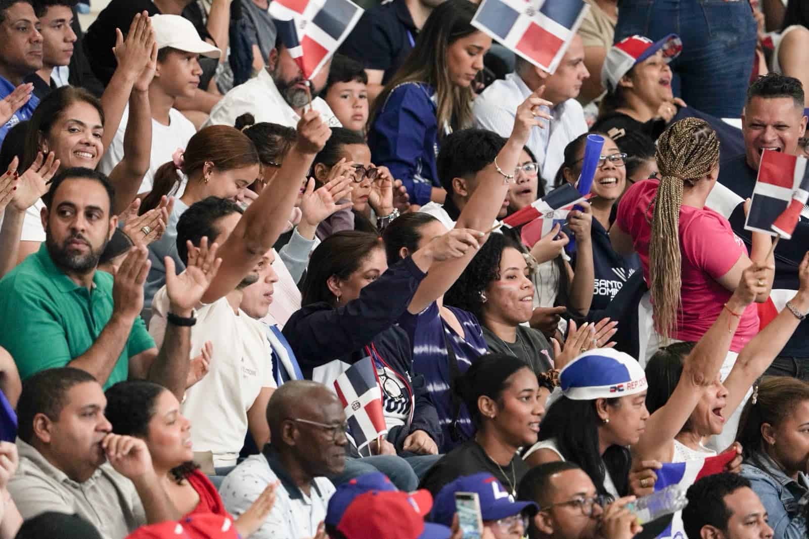 Parte del público que acudió al partido final entre las Reinas del Caribe y el equipo de Colombia.