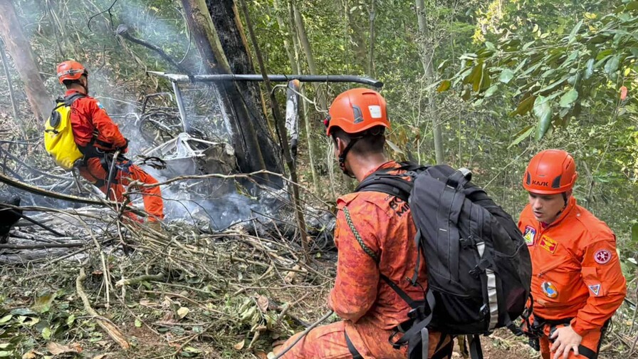 Cuatro personas mueren tras estrellarse un helicóptero en área boscosa de Río de Janeiro