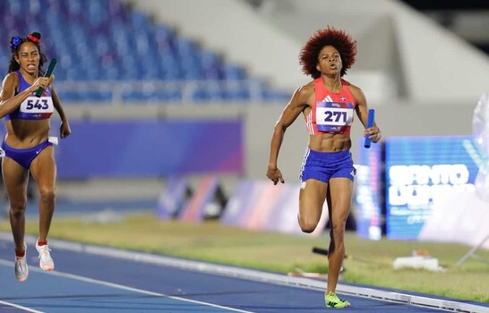 El relevo femenino 4x400 ilumina la noche dorada del atletismo dominicano en Santo Domingo 2026