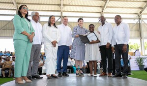 Más de 400 familias reciben títulos de propiedad en Azua