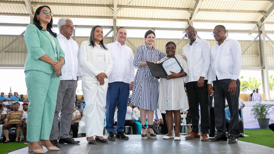 Más de 400 familias reciben títulos de propiedad en Azua