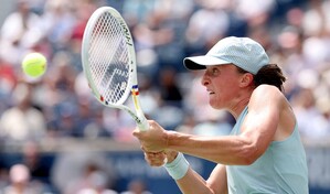 Iga Swiatek viene de atr&aacute;s y elimina a Mar&iacute;a S&aacute;kkari para pasar a octavos de final en Cincinnati