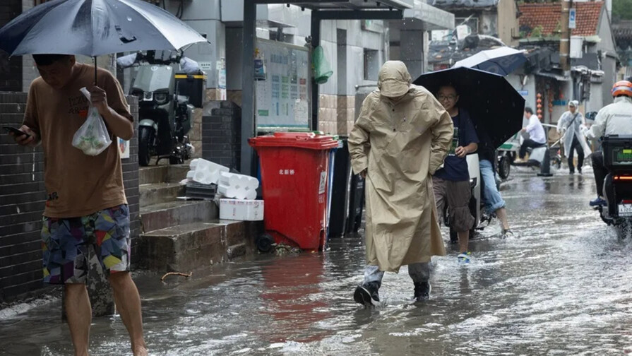 China emite alerta roja ante la llegada del tifón Dolphin y reubica a miles de personas China emite alerta roja ante la llegada del tifón Dolphin y reubica a miles de personas
